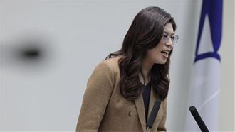 她問藍認不認：統治台灣也是外來的殖民？