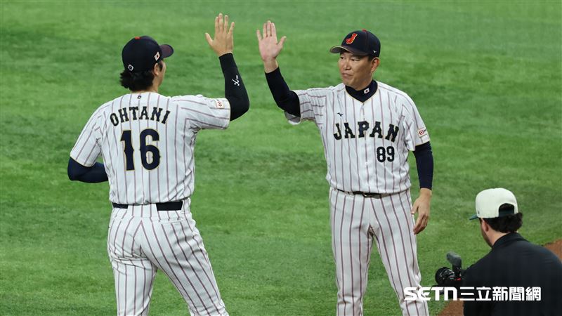 WBC8強賽,日本隊指定打擊大谷翔平和總教練井端弘和擊掌。(圖/記者劉彥池攝影)