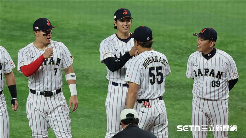 WBC8強賽，日本隊指定打擊大谷翔平和村上宗隆擊掌。（圖／記者劉彥池攝影）
