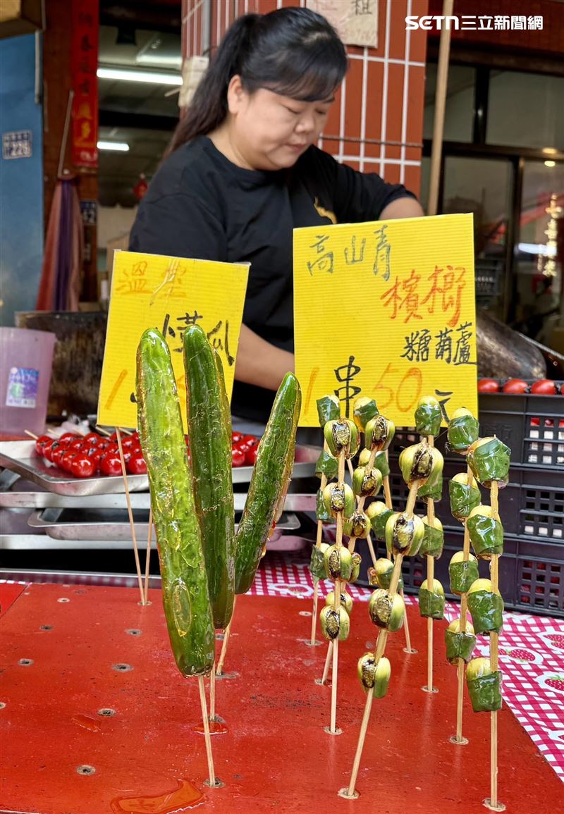 糖葫蘆攤位除了常見的草莓、葡萄、番茄外，最顯眼的莫過於綠油油的「檳榔糖葫蘆」。（圖／民眾提供）
