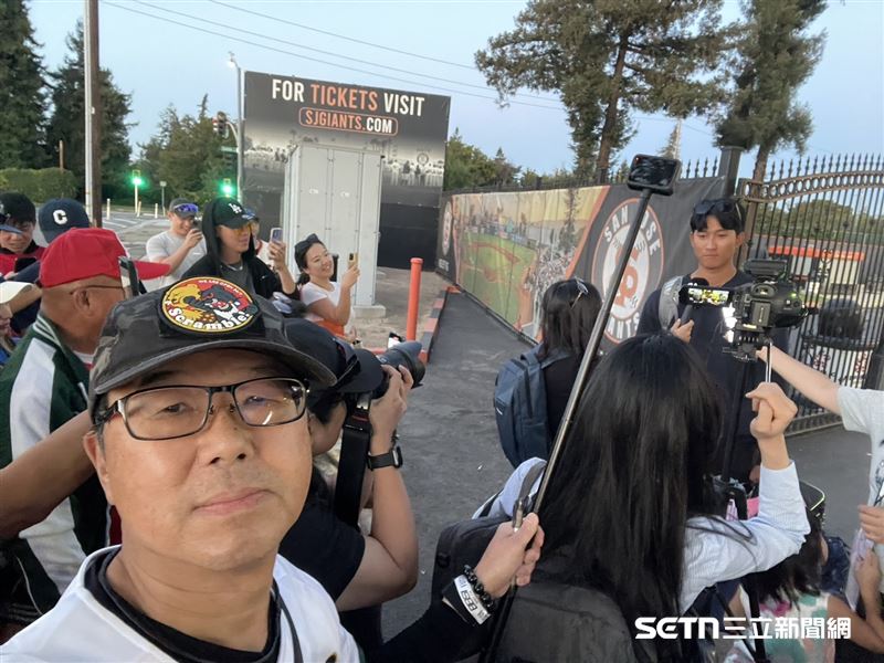 2024年8月18日於聖荷西小聯盟（San Jose Giants）舉辦的「台灣日」活動，效力運動家的沙子宸先發登板，這天約有500名台灣球迷到場為「大沙」應援、打氣，包括：從台灣到美國移地訓練的台中北勢國中青少棒隊員、開2個多小時車的台僑們和2024美國亞裔女士台灣代表（Mrs. Taiwan USA 2024）王正儀（Amy Wang）等。（圖／北美台灣一級棒聯盟授權提供）