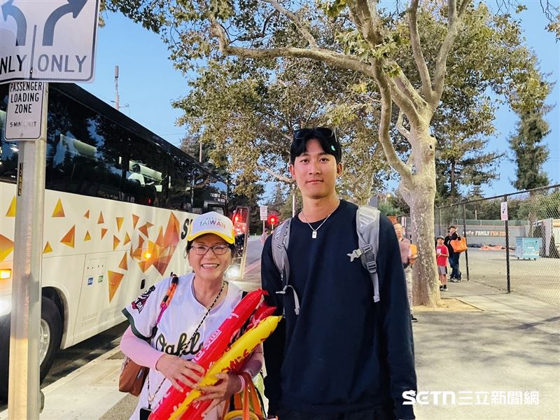 美國希爾斯堡前市長、現任市議員莊吳明芳（Marie Chuang）也親自到場為「大沙」沙子宸加油打氣。莊吳明芳（Marie Chuang）和丈夫莊明憲（Mike Chuang）一家人長期支持台灣棒球，每每有台灣青少棒赴美，他們夫妻幾乎都會到機場接待，甚至當起導遊帶他們參觀美國的博物館或知名景點。（圖／北美台灣一級棒聯盟授權提供）