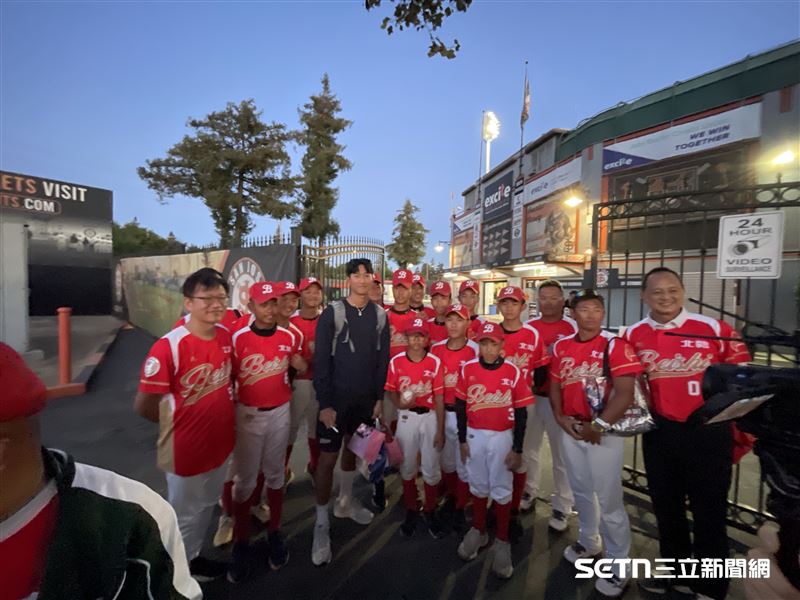 在台灣日活動結束後，赴美移地訓練的台中北勢國中棒球隊孩子們並未離去，而是耐心地等待沙子宸現身，希望能與他們心目中的「大沙哥哥」同框合影。沙子宸出來後，熱情地回應孩子們的期待，陪著小將們拍照、寒暄。（圖／北美台灣一級棒聯盟授權提供）
