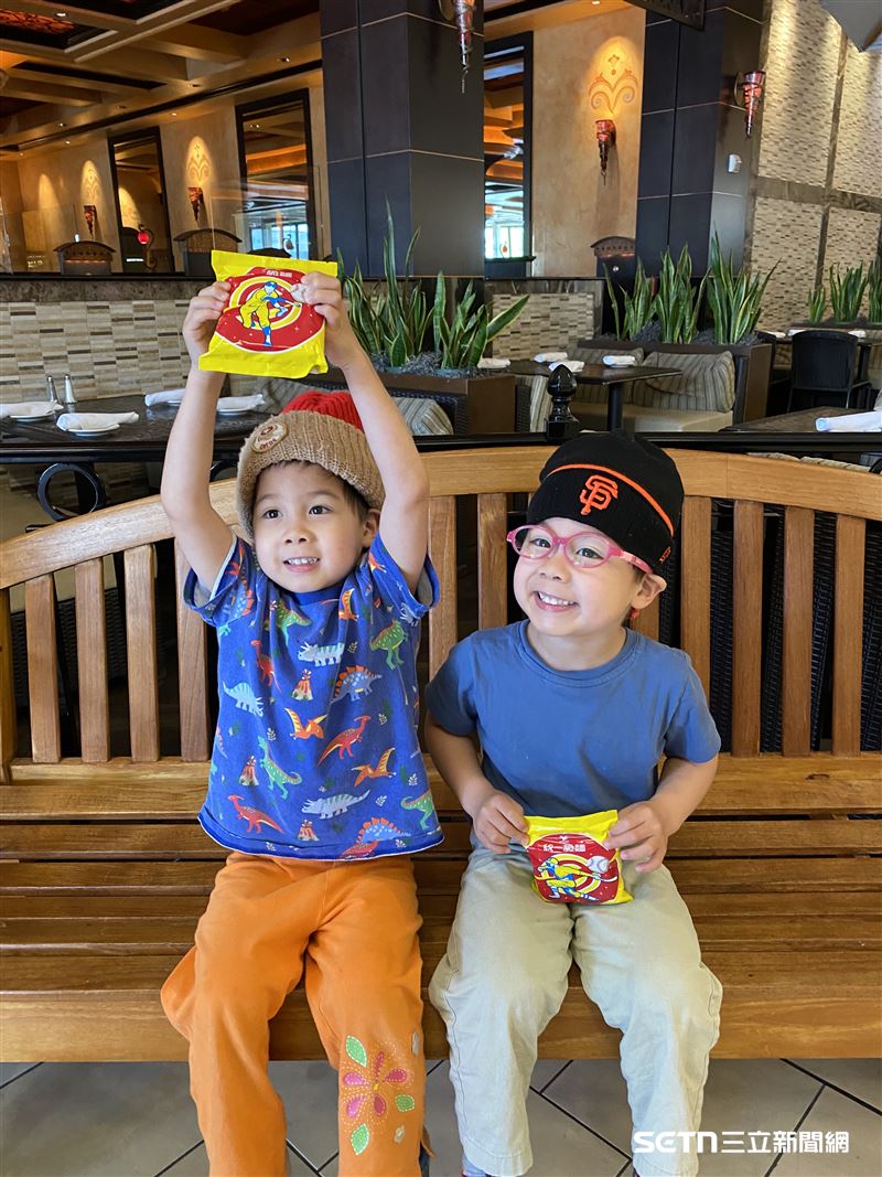 2024的台灣日活動，統一脆麵暖心贊助，台僑透露，活動現場許多球迷都手拿多包充滿台灣味的脆麵，有一幕讓人非常動容，那就是沙子宸友人專門為他多拿數包脆麵，因為沙子宸很喜歡吃，所以想多拿幾包給他解饞。（圖／北美台灣一級棒聯盟授權提供）