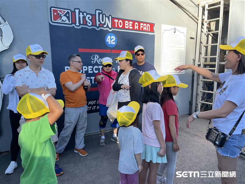 旅居當地的台僑向記者透露，許多家庭不惜遠道而來，專程開車1、2個小時趕赴加州聖荷西（San Jose）參加台灣日活動。對這群海外遊子而言，這不僅是一場單純的棒球活動或是「瘋棒球」，最重要的是為了親自到場，為隻身在美奮鬥的「台灣囡仔」沙子宸加油打氣。 他們用行動證明，無論身在何處，台灣人的溫情與支持永遠是國手們在異鄉闖蕩時，最堅強的後盾。（圖／北美台灣一級棒聯盟授權提供）