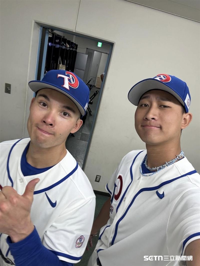 兩位旅美英雄的跨時空交集：「費仔」費爾柴德（Stuart Fairchild）（圖左）以血緣與認同感動全台；而沙子宸（圖右）則用勇氣與韌性，成為旅美台僑心中最深刻的驕傲。台美混血好手「費仔」費爾柴德（Stuart Fairchild）此次身披台灣隊戰袍出征經典賽，他與家人對台灣那份真摯且深厚的情感，透過媒體報導迅速傳遍大街小巷，讓全台球迷為之動容。然而，這份感動在海外台僑社群中更有著不同的層次。許多旅美台僑受訪時表示，雖然他們全力支持每一位台灣國手，但這次最觸動他們目光的，莫過於同樣在美國職棒體系打拚的「大沙」沙子宸，因為看著台灣囡仔從社區棒球一路闖進小聯盟、如今站上世界舞台，這不僅是體育精神的體現，更像是他們在異國拚搏、追求夢想的縮影，因為旅美打拚不容易，在小聯盟奮鬥的日子更是。所以他們透過訪談向大沙喊話：「你不孤單！」強調在小聯盟奮鬥的日子裡，全美台僑都會與他並肩同行。（圖／沙子宸 Tzu-Chen Sha授權提供）