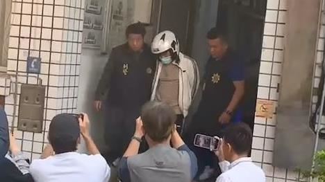 紀女與傅男談判時拿刀挑釁引來殺機。（圖／翻攝自臉書）