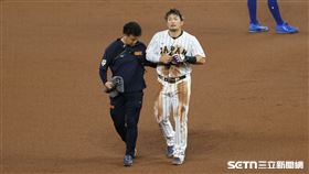 WBC8強賽，日本隊中外野手鈴木誠也盜二壘受傷退場。（圖／記者劉彥池攝影）