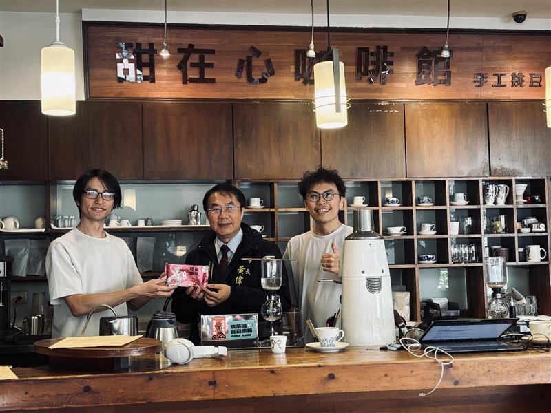 「甜在心咖啡館」粉專貼出跟台南市長黃偉哲合照寫道，「嗨！ 偉哲市長」。（圖／翻攝自甜在心咖啡館）