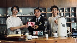 咖啡館遭刷1星罵台派　黃偉哲現身幫補血