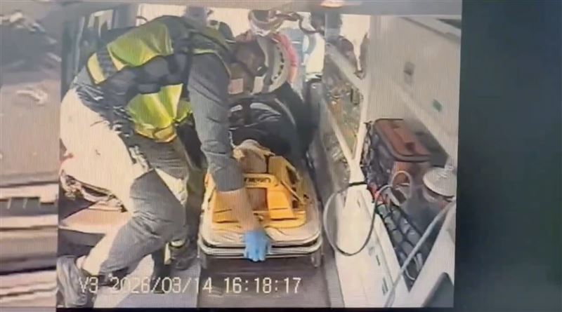 林翁遭撞擊後倒地不起，救護人員趕抵時已無呼吸心跳。（圖／翻攝畫面）
