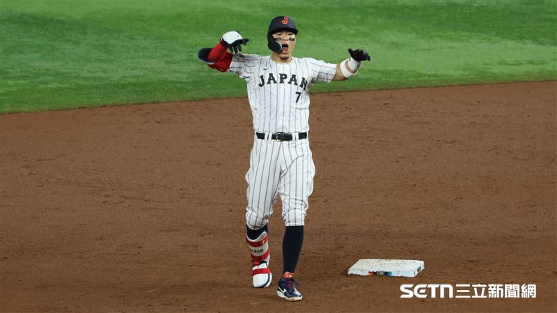 日本隊右外野手佐藤輝明敲出二壘安打送回源田壯亮追平比數。（圖／記者劉彥池攝影）