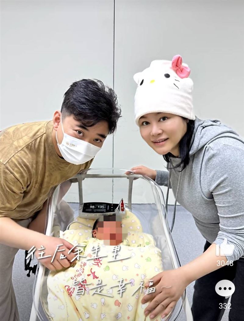 王冕(右)求子5年,終於迎接寶寶出生。(圖/翻攝自微博)