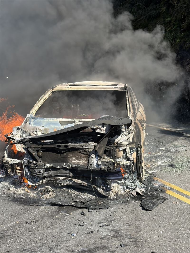 汽車自撞後全面燃燒。(圖/翻攝畫面)