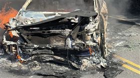 汽車自撞後全面燃燒。（圖／翻攝畫面）