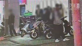 台南市昨天（14日）深夜發生一起兇殺案，姚姓男子（20多歲）不滿遭同性黃性伴侶（24歲）傳染性病，找對方理論後發生衝突，姚男憤而持水果刀砍殺黃男，傷者經送醫急救於今晨不治。警方指出，已逮捕涉案姚姓嫌犯，全案正依殺人罪嫌偵辦中。