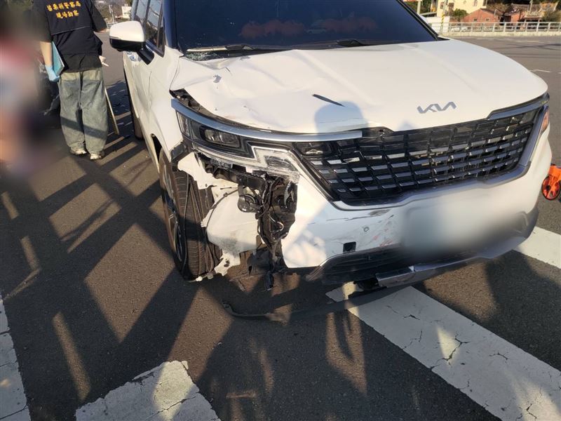 黃女開車與老翁發生碰撞。（圖／翻攝畫面）