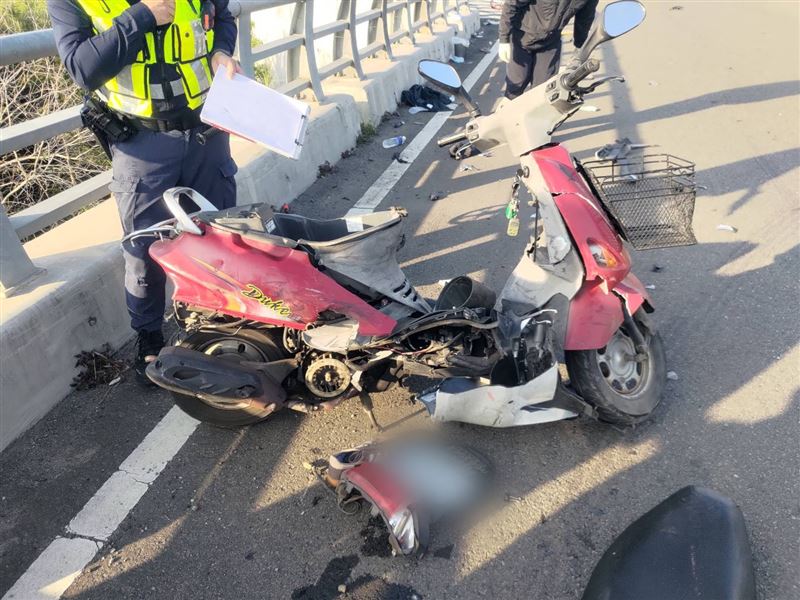 70歲伯騎車經過平安大橋時被撞飛慘死。（圖／翻攝畫面）