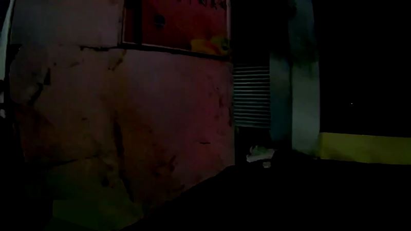 黃男被砍傷倒在騎樓。（圖／翻攝畫面）