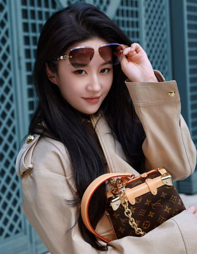 劉亦菲近幾年生活重心都放在演藝事業。(組合圖/翻攝自微博、IG)