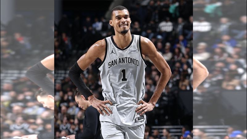 聖安東尼奧馬刺隊溫班亞馬（Victor Wembanyama）全場繳出32分、12籃板、8助攻及4火鍋的準大三元數據，率領馬刺以115：102擊退夏洛特黃蜂。（圖／翻攝自X平台 @PerolasdaNBA）