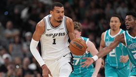 聖安東尼奧馬刺隊溫班亞馬（Victor Wembanyama）全場繳出32分、12籃板、8助攻及4火鍋的準大三元數據，率領馬刺以115：102擊退夏洛特黃蜂。（圖／美聯社／達志影像）