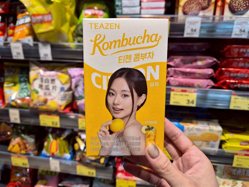 全聯限量推出全新「TEAZEN康普茶-柚子口味」，盒裝還印有TWICE成員周子瑜。（圖／品牌業者提供）