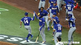 WBC8強賽，委內瑞拉隊靠日本隊投手牽制失誤跑回第8分。（圖／記者劉彥池攝影）