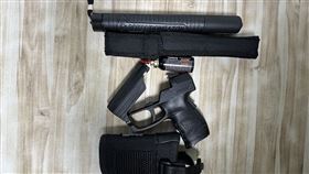 警方查獲的槍擊甩棍。（圖／翻攝畫面）