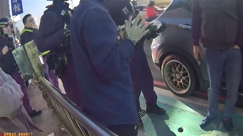 警方逮捕蘇女。(圖/翻攝畫面)