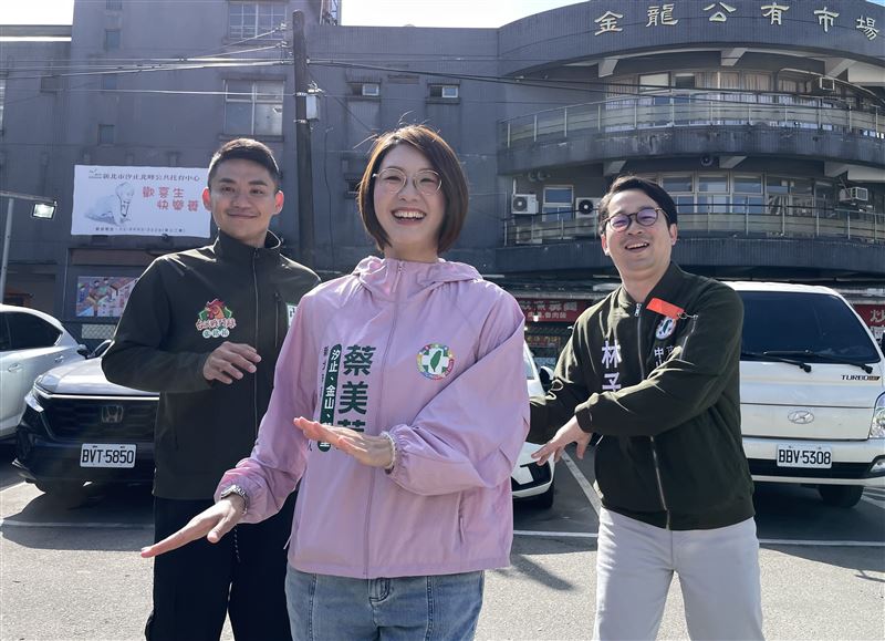 民進黨台北市議員參選人張銘祐、林子揚特地為汐金萬選區候選人蔡美華助選，現場還秀一段「海豹舞」。（圖／蔡美華提供）