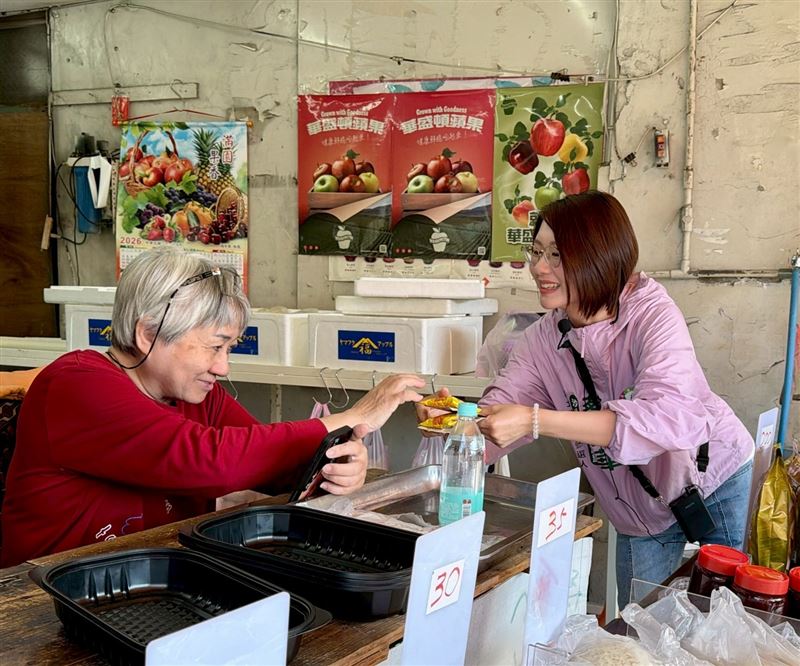 民進黨汐金萬選區候選人蔡美華，今日前往金龍市場掃街。（圖／蔡美華提供）