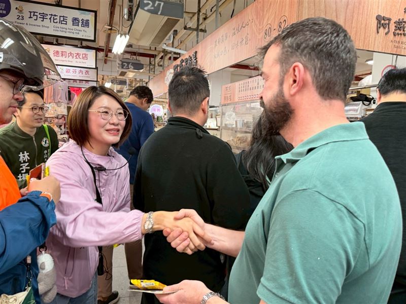 民進黨汐金萬選區候選人蔡美華到金龍市場拜票，受到民眾熱情打氣。（圖／蔡美華提供）