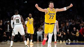 洛杉磯湖人隊當家球星東契奇（Luka Doncic）15日轟進30分、11籃板與13助攻的大三元數據，還在延長賽最後飆進一記高難度後仰跳投絕殺，幫助球隊最終以127 ：125險勝丹佛金塊。（圖／美聯社／達志影像）