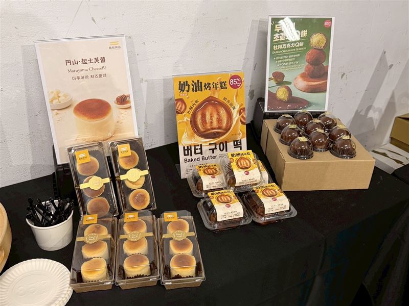 85℃應援《2026 K-WONDER CONCERT IN TAIPEI》演唱會，集結多家品牌點心，「杜拜巧克力Q餅」成吸睛焦點。（圖／品牌業者提供）
