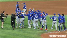 WBC8強賽，委內瑞拉隊8：5擊敗日本隊晉級4強，球員在場上慶祝勝利。（圖／特派記者劉彥池攝影）