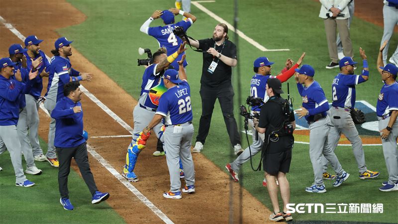 委內瑞拉打敗日本晉級 賽後下班路兩樣情