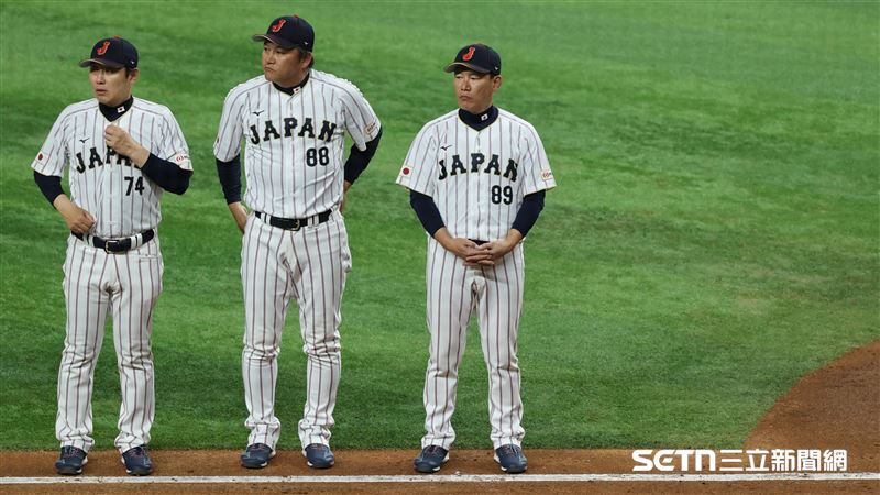 日本隊不敵委內瑞拉隊止步8強，總教練井端弘和上場和球迷致意。（圖／特派記者劉彥池攝影）