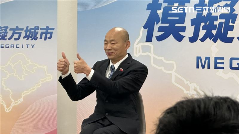 韓國瑜說,政治人物他的歸納只有2個,一個是鮮花、一個是野草。(圖/記者詹宜庭攝影)