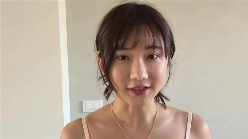 愛莉莎莎鏡頭前突脫內衣 裸上身洩雪白肌