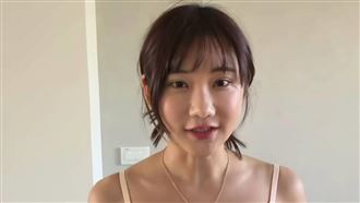 愛莉莎莎鏡頭前突脫內衣　裸上身洩雪白肌