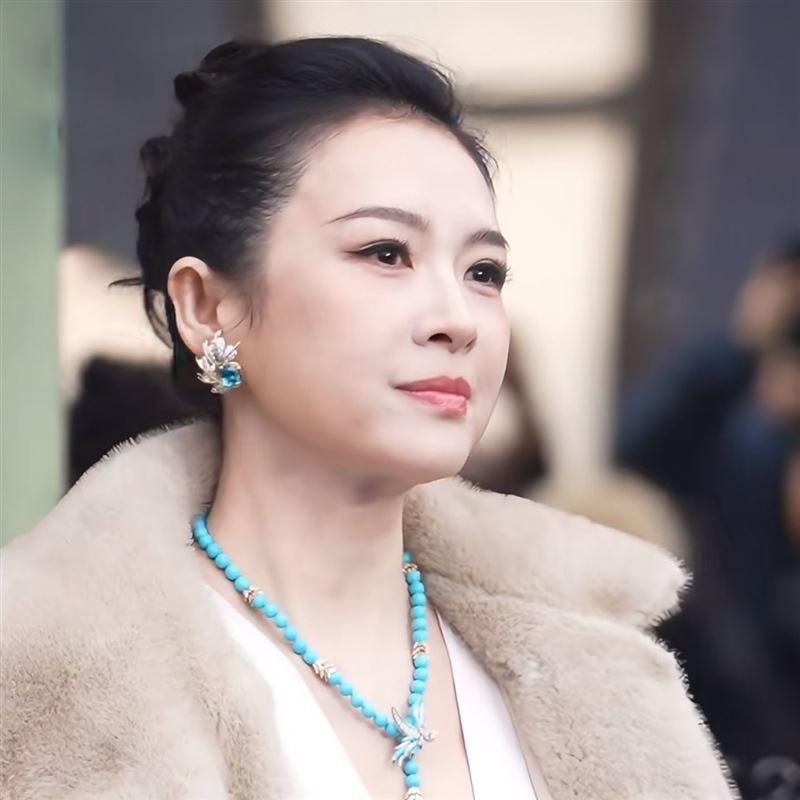 章子怡臉頰變得較為圓潤,不少網友質疑她是否剛做完醫美療程。(圖/翻攝自微博)