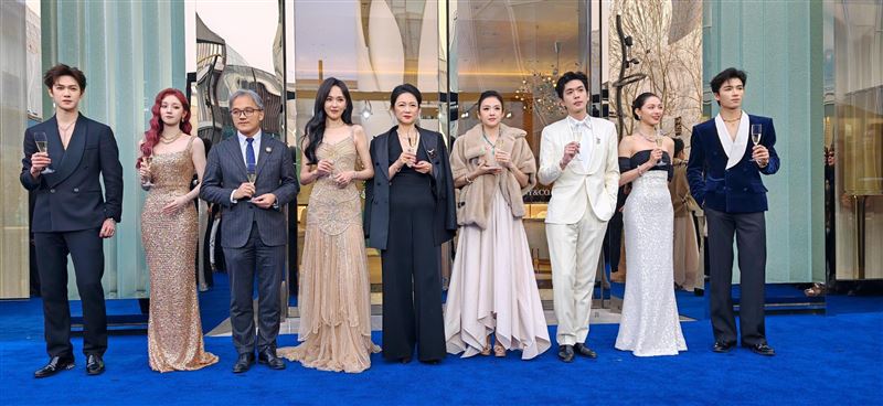 章子怡(右四)出席珠寶品牌活動。(圖/翻攝自微博)