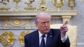 美國總統川普對伊朗的戰爭，戰火席捲整個中東，他卻連自己都說不清楚戰爭何時結束、目標為何，只是放話不斷。F1為免危險，被迫取消4月在巴林和沙烏地阿拉伯的賽事。（圖／翻攝自X平台 @MarioNawfal）