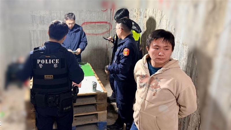 警方到場查緝的情形。(圖/翻攝畫面)