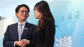 國民黨、民眾黨召開記者會提共同願景（1）國民黨主席鄭麗文（右）、台灣民眾黨主席黃國昌（左）14日上午在新北市新莊召開共同政見記者會，推進2026藍白合進程，兩人於活動結束後握手致意。中央社記者趙世勳攝 115年3月14日