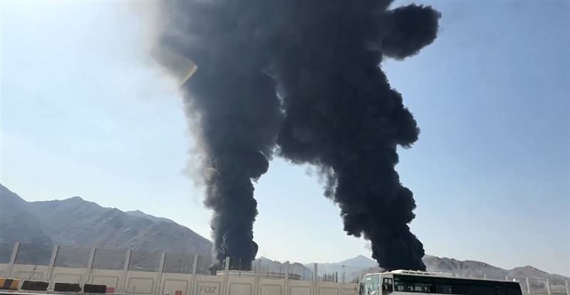 阿拉伯聯合大公國東岸的富查伊哈港石油設施,於14日遭到伊朗無人機攻擊,爆炸引發濃煙大火,裝載作業中斷,衝擊了全球石油出口的主要樞紐。(圖/翻攝自X平台 @GP_Presss)