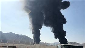 阿拉伯聯合大公國東岸的富查伊哈港石油設施，於14日遭到伊朗無人機攻擊，爆炸引發濃煙大火，裝載作業中斷，衝擊了全球石油出口的主要樞紐。（圖／翻攝自X平台 @GP_Presss）