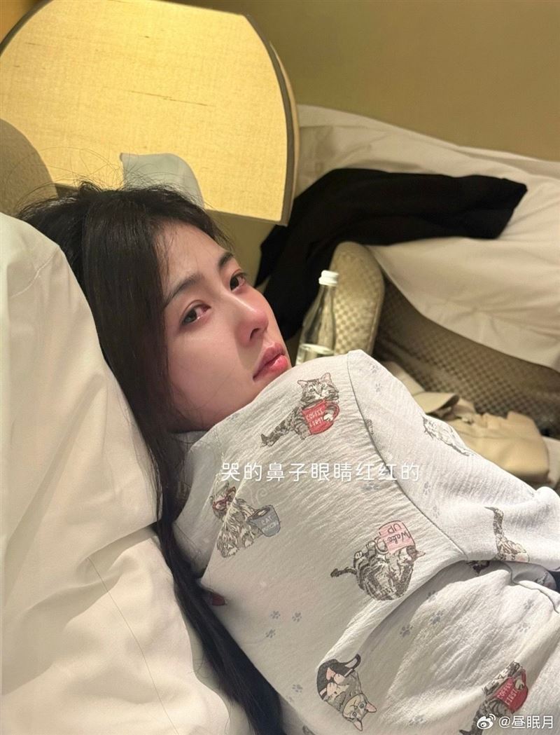 白鹿過去因為擔任模特在艱難環境拍攝,患上風濕病。(圖/翻攝自微博)