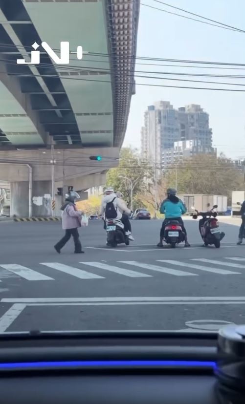 女騎士算準紅燈秒數，提著剛採買的水果回去「待轉區」牽車。（圖／翻攝自Threads @kinyo1314520）